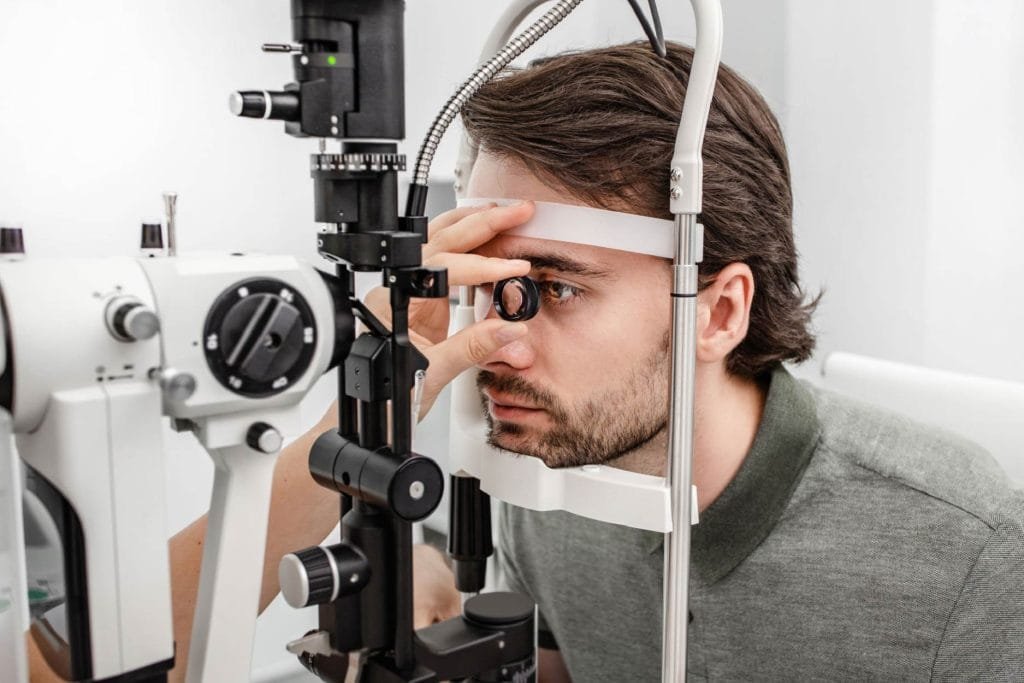 Jovem em busca de mapeamento de retina, destacando a importância desse exame para a saúde ocular em Brasília.