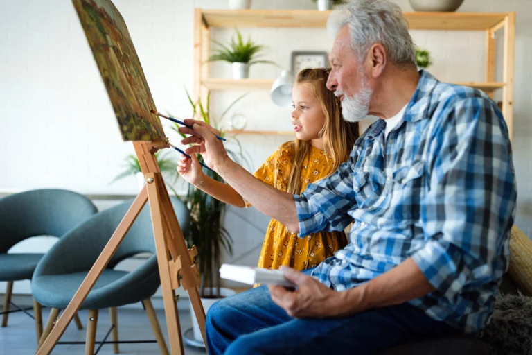 Senhor tratado de catarata pintando com neta